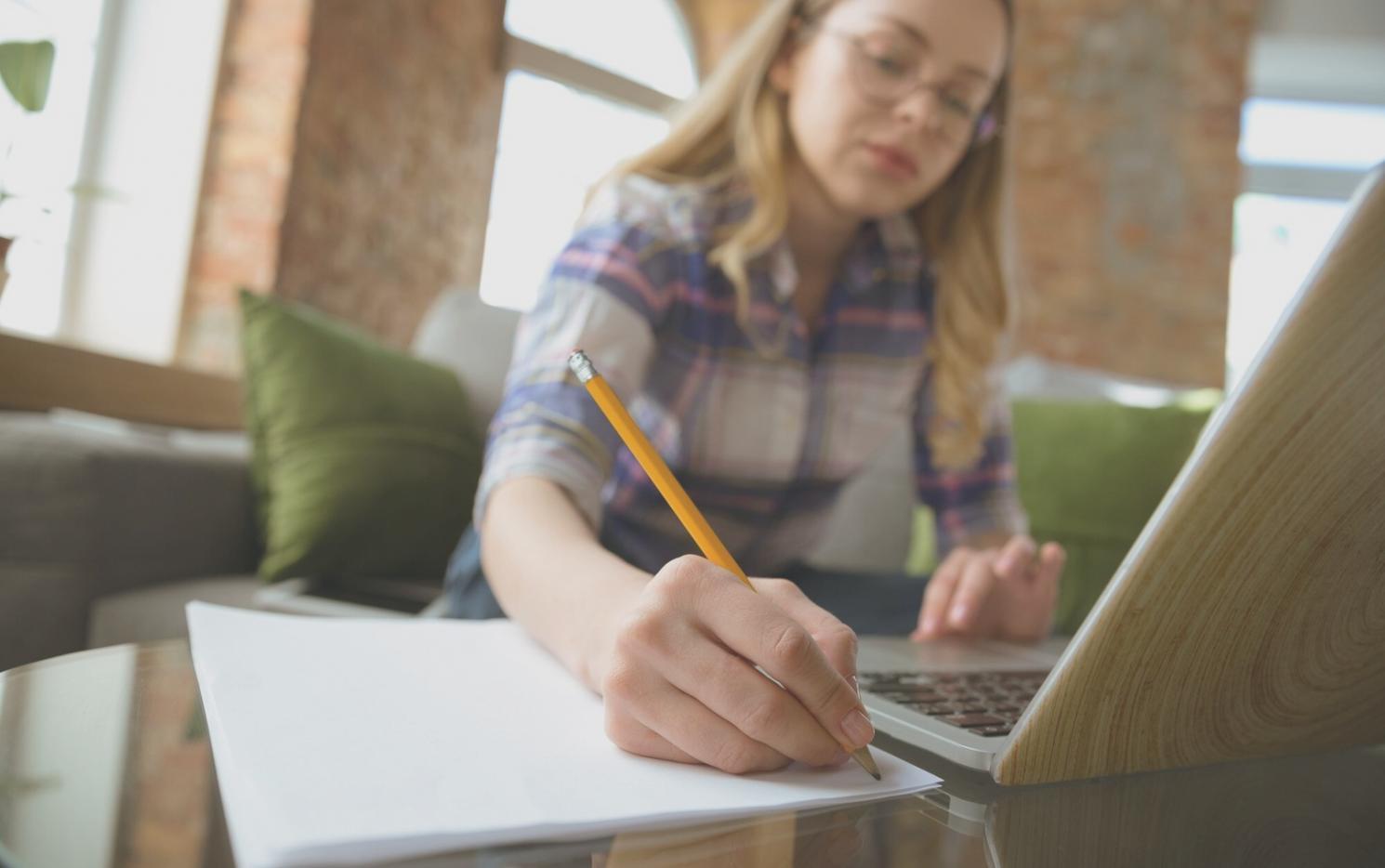 Oficina de coruturatulovio con herramientas de trabajo financiero