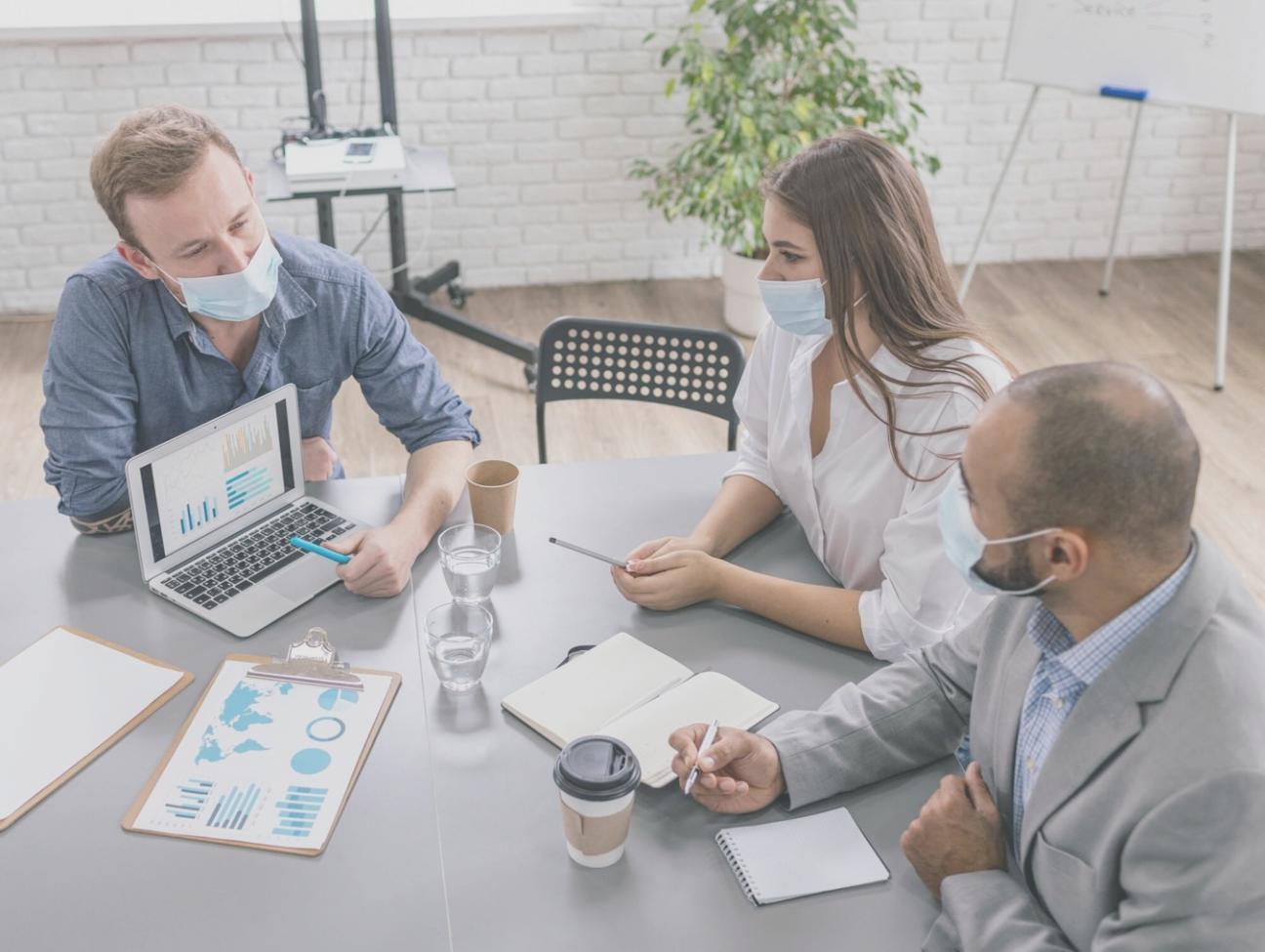 Equipo de coruturatulovio trabajando en estrategias de presupuestación empresarial